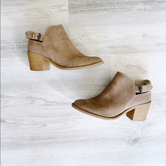 Qupid Shoes - SALE‼️ Tan Pointed Heeled Short Fall Boots